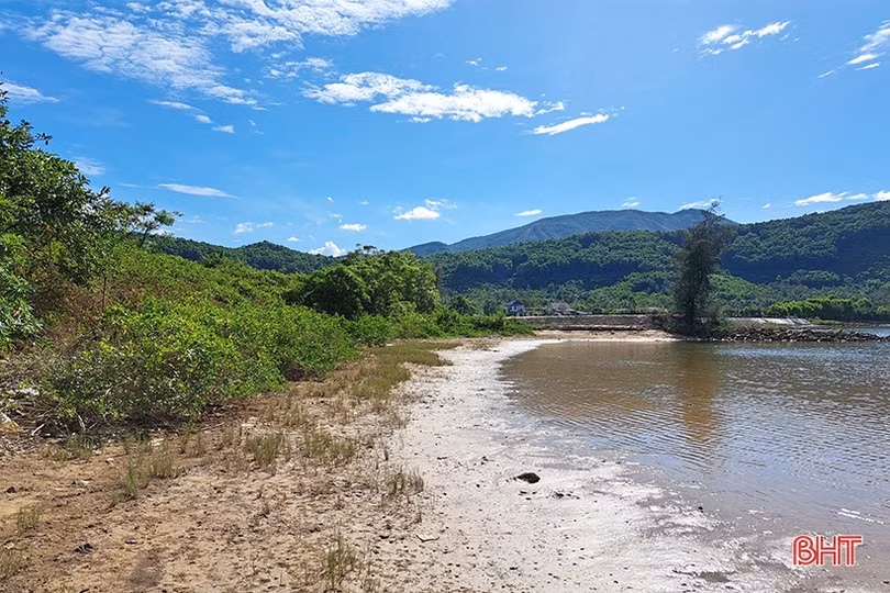 Nỗi lo mất an toàn tuyến đê ngăn mặn ở Nghi Xuân