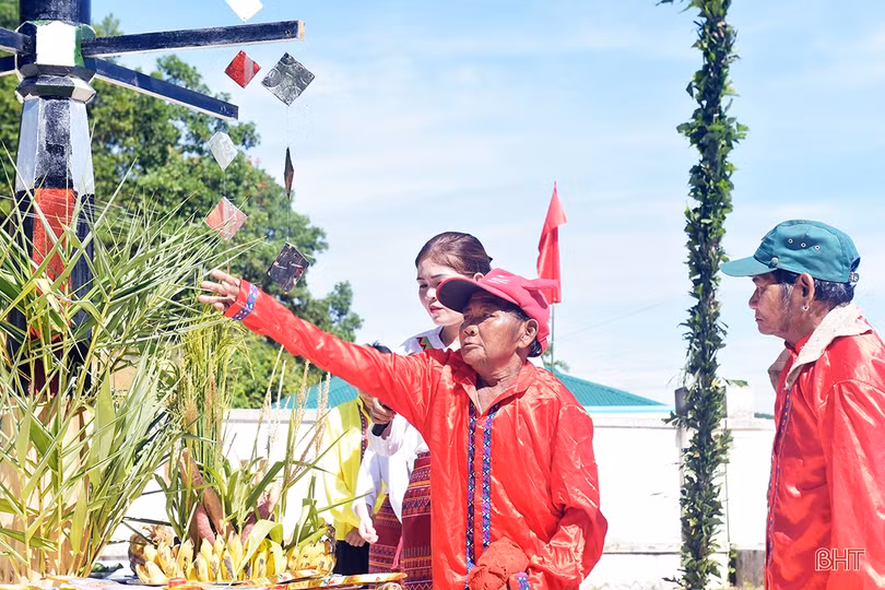 Lãnh đạo tỉnh chung vui ngày hội Tết Lấp lỗ với đồng bào dân tộc Chứt