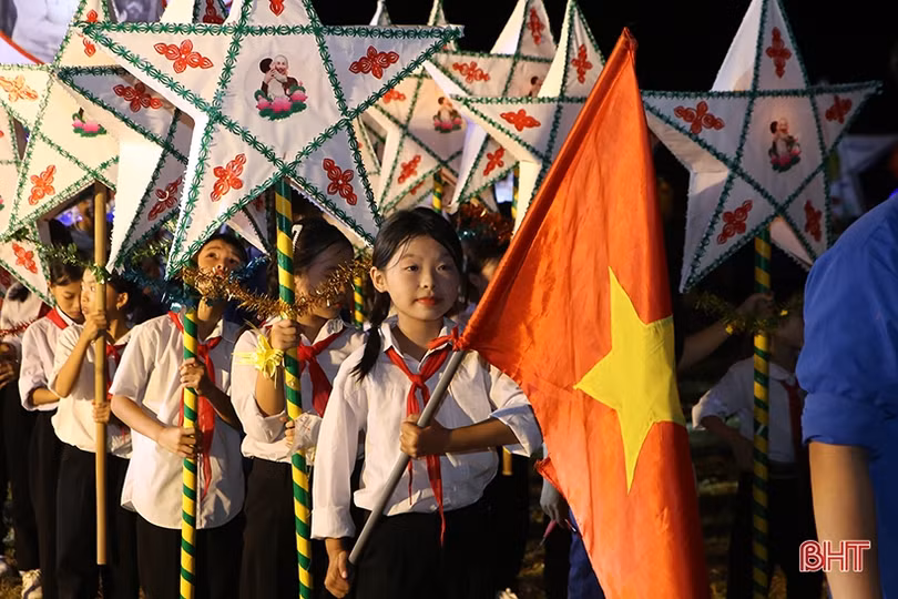 Thiếu nhi Hà Tĩnh vui múa hát tập thể, dân vũ và trò chơi dân gian