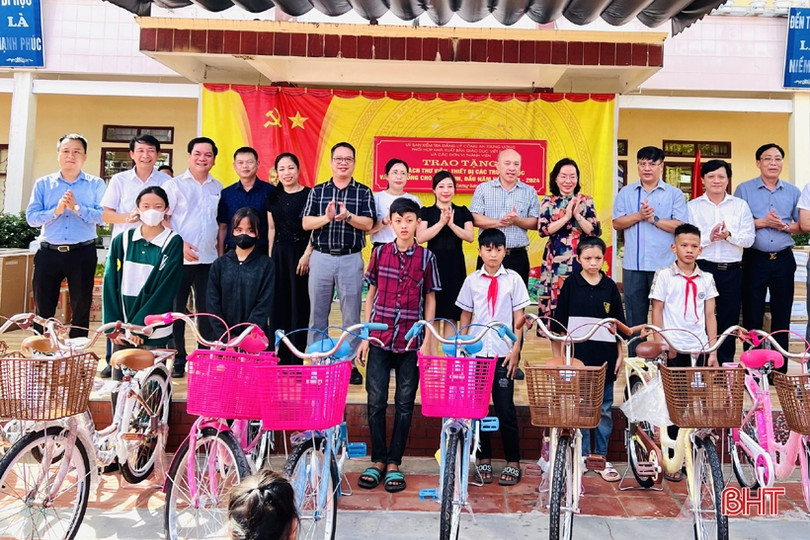 Trao xe đạp, học bổng cho học sinh, trang thiết bị cho trường học ở Hương Sơn