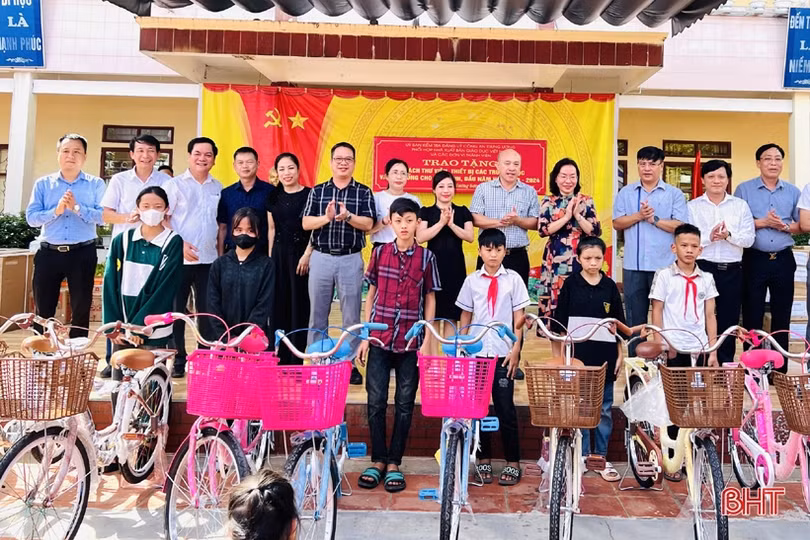 Trao xe đạp, học bổng cho học sinh, trang thiết bị cho trường học ở Hương Sơn