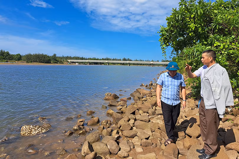 Nỗi lo mất an toàn tuyến đê ngăn mặn ở Nghi Xuân