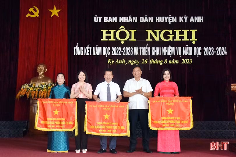 Xây dựng đội ngũ nhà giáo, cán bộ quản lý đáp ứng yêu cầu đổi mới 