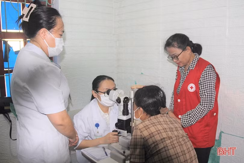 Khám, cấp phát thuốc miễn phí cho người có bệnh lý về mắt tại Thạch Hà