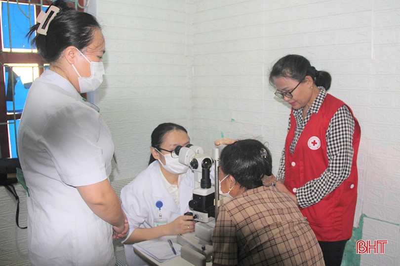Khám, cấp phát thuốc miễn phí cho người có bệnh lý về mắt tại Thạch Hà