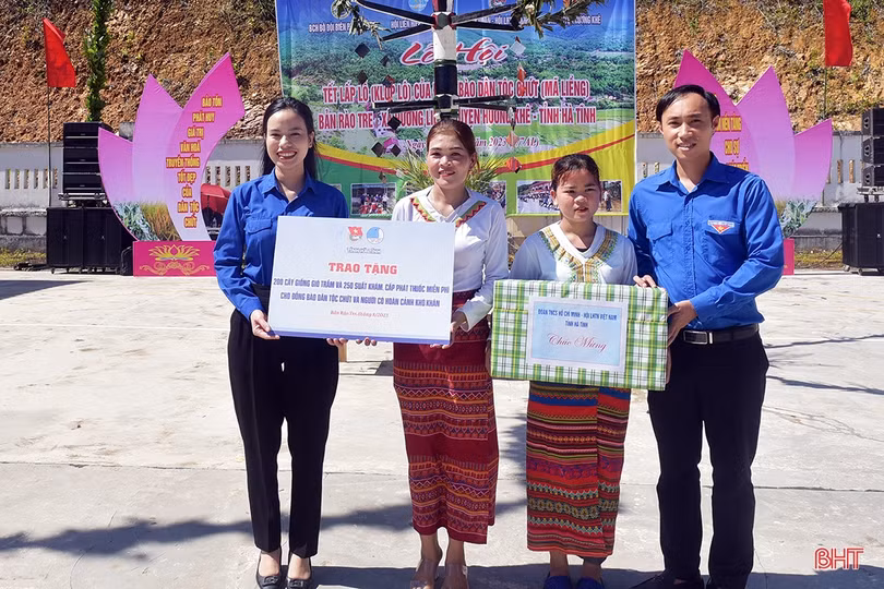 Lãnh đạo tỉnh chung vui ngày hội Tết Lấp lỗ với đồng bào dân tộc Chứt