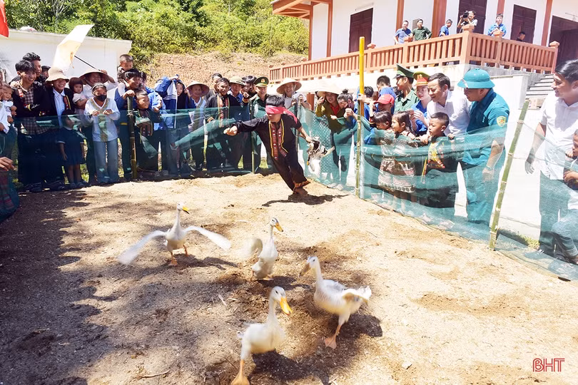 Lãnh đạo tỉnh chung vui ngày hội Tết Lấp lỗ với đồng bào dân tộc Chứt