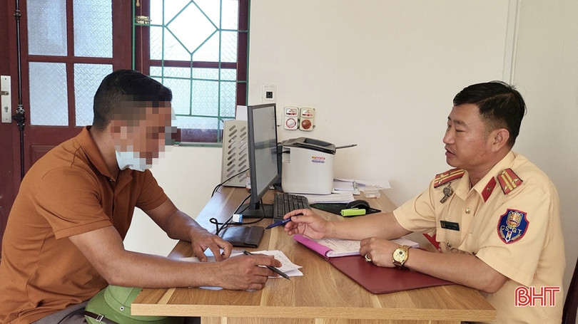 Tước bằng lái và phạt tiền tài xế, chủ xe đầu kéo chở hàng vượt quá chiều cao