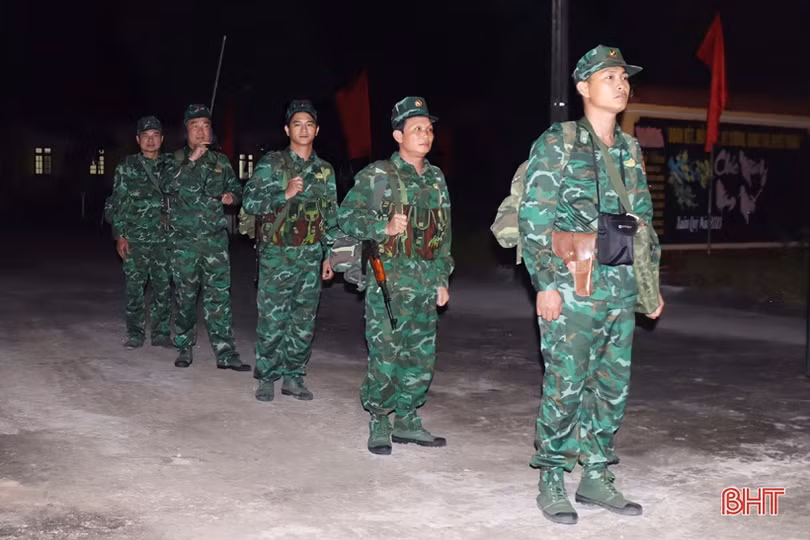 Noi gương Bác, cán bộ, chiến sĩ Ðồn Biên phòng Hương Quang “học đi đôi với làm”