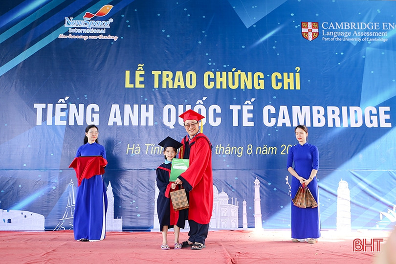 Trao chứng chỉ Tiếng Anh Cambridge 2023 cho hơn 600 học sinh