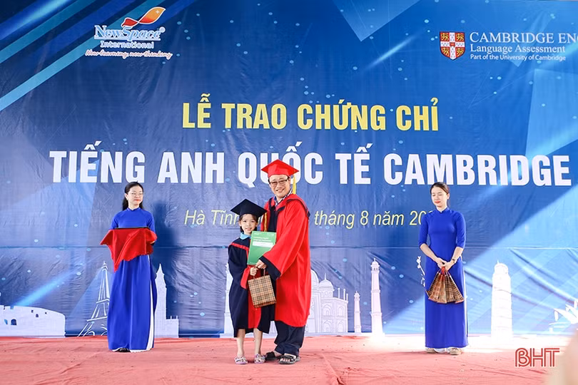 Trao chứng chỉ Tiếng Anh Cambridge 2023 cho hơn 600 học sinh
