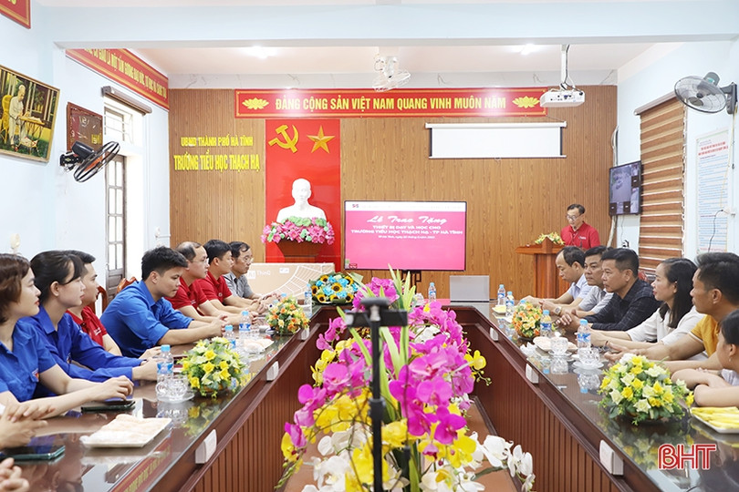 Agribank Hà Tĩnh II trao thiết bị dạy học cho các trường học ở TP Hà Tĩnh