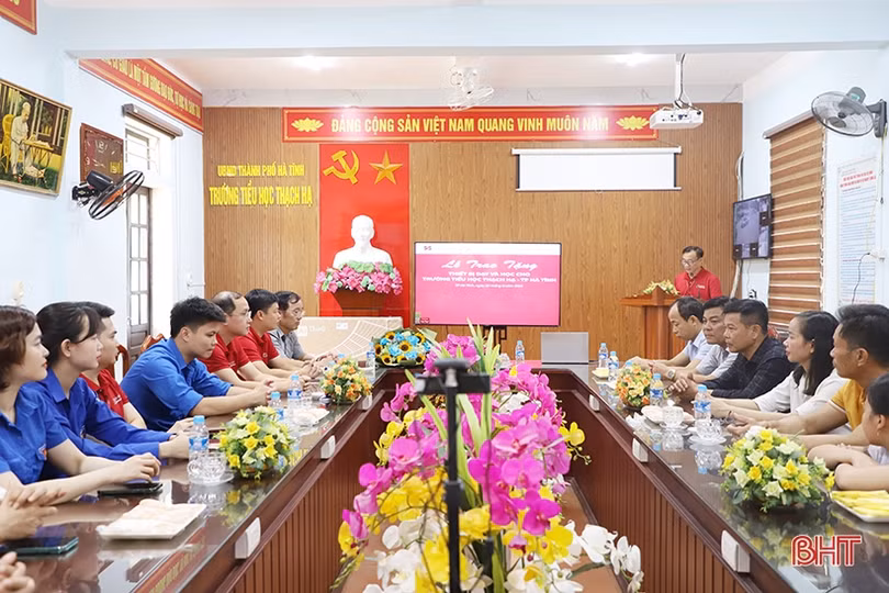 Agribank Hà Tĩnh II trao thiết bị dạy học cho các trường học ở TP Hà Tĩnh