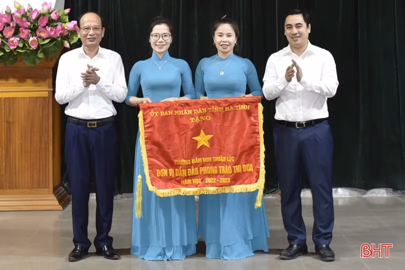 Khen thưởng các tập thể, cá nhân ngành giáo dục TX Hồng Lĩnh