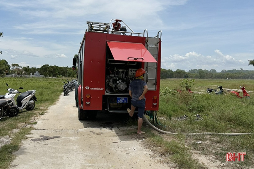 Huy động hàng trăm người chữa cháy rừng phòng hộ ở Cẩm Xuyên