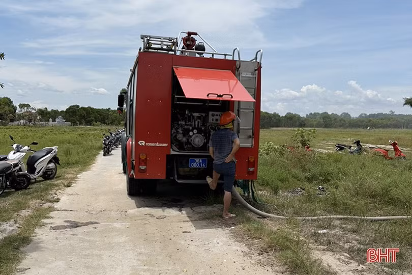 Huy động hàng trăm người chữa cháy rừng phòng hộ ở Cẩm Xuyên