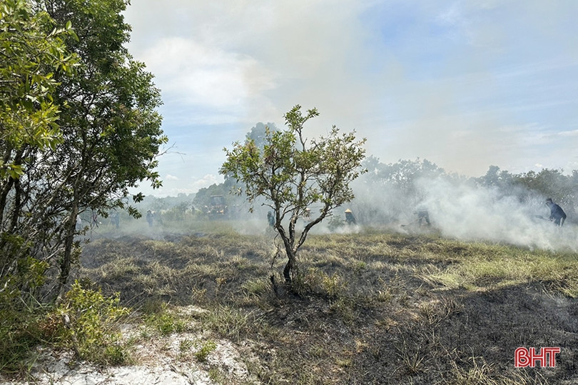 Huy động hàng trăm người chữa cháy rừng phòng hộ ở Cẩm Xuyên