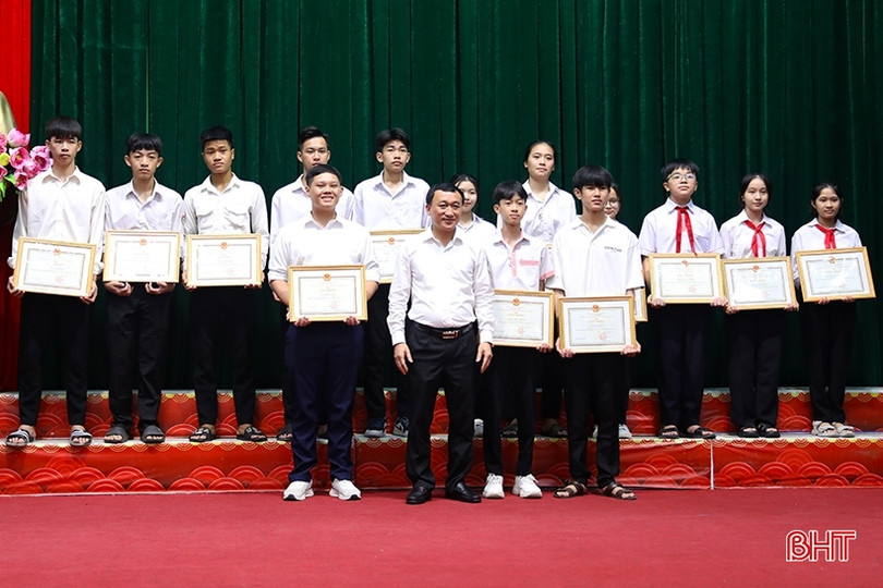 TX Kỳ Anh tuyên dương học sinh, giáo viên giỏi các cấp