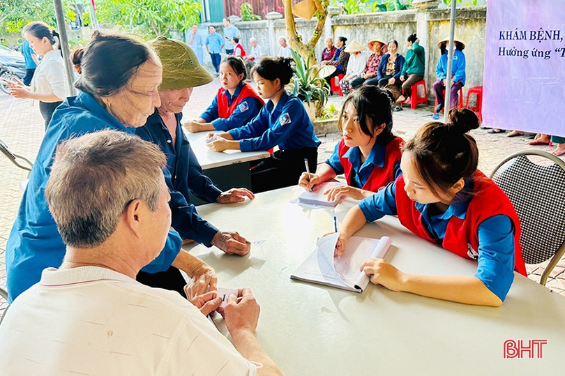 Khám, cấp phát thuốc miễn phí cho người có bệnh lý về mắt tại Thạch Hà