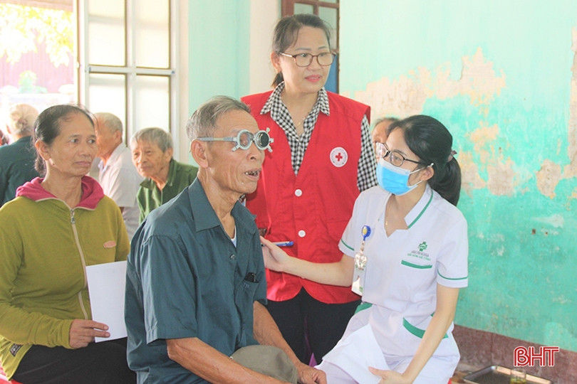 Khám, cấp phát thuốc miễn phí cho người có bệnh lý về mắt tại Thạch Hà
