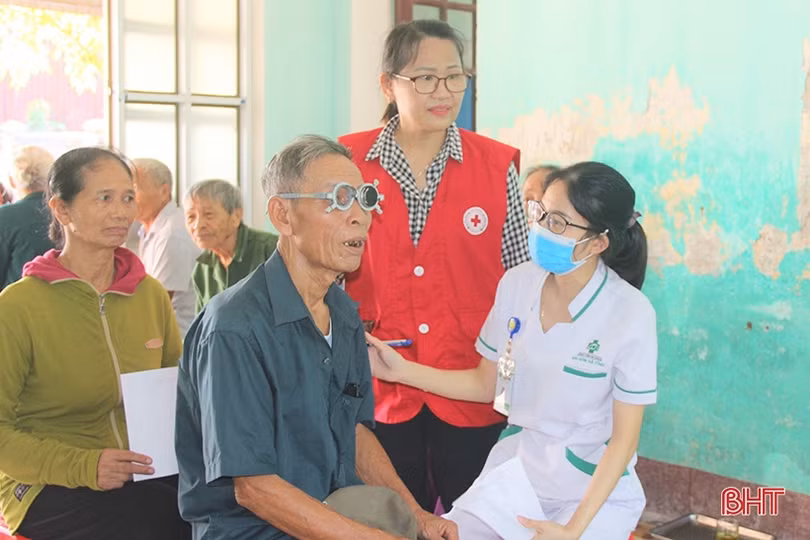 Khám, cấp phát thuốc miễn phí cho người có bệnh lý về mắt tại Thạch Hà
