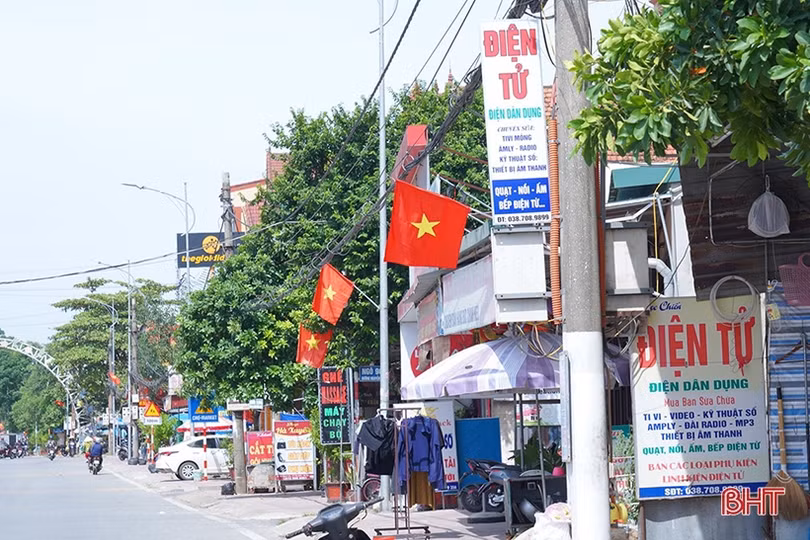 “Rác” trên cột điện, cây xanh ở Hà Tĩnh: Xử lý nhiều sao vẫn tái diễn?