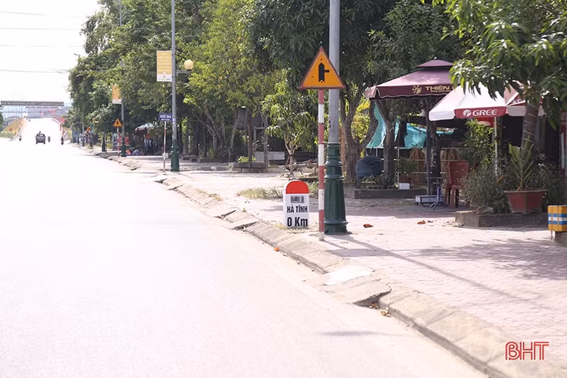 Chấn chỉnh bảng quảng cáo “nhái” cột mốc giao thông