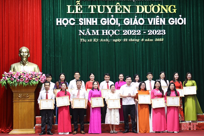TX Kỳ Anh tuyên dương học sinh, giáo viên giỏi các cấp