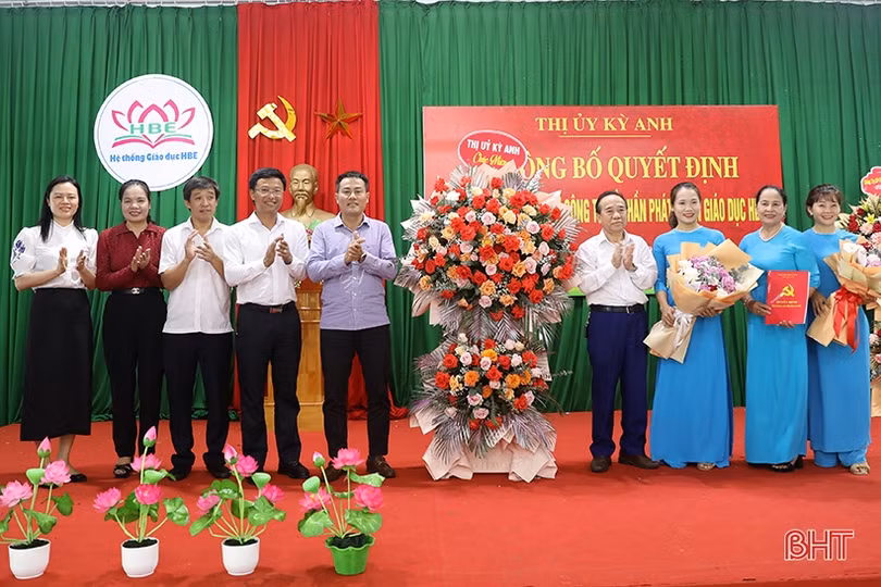 Công bố quyết định thành lập chi bộ trong doanh nghiệp tư nhân ở TX Kỳ Anh