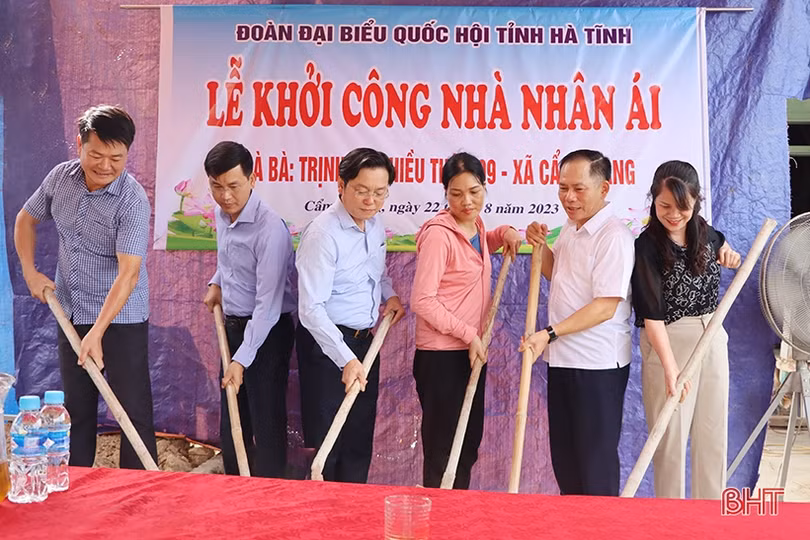 Đoàn ĐBQH Hà Tĩnh kết nối xây dựng 5 nhà nhân ái cho hộ nghèo