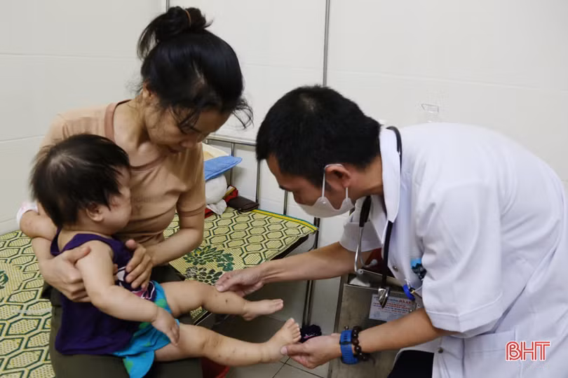 Không chủ quan trước diễn biến phức tạp của bệnh tay chân miệng