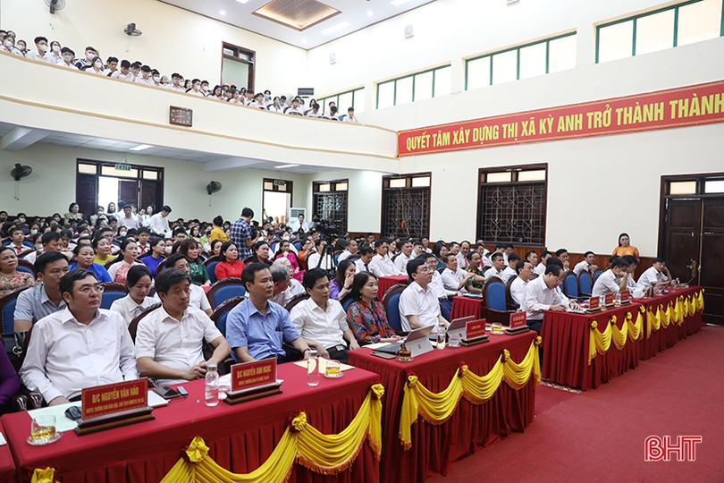 TX Kỳ Anh tuyên dương học sinh, giáo viên giỏi các cấp