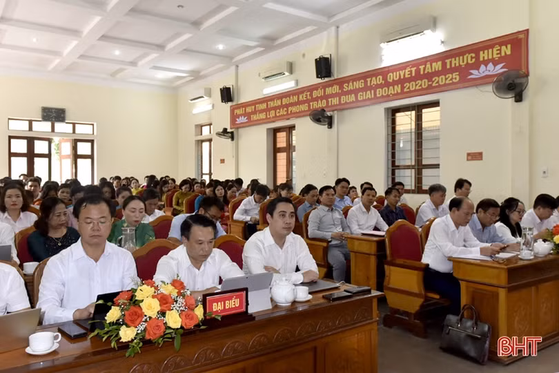 Khen thưởng các tập thể, cá nhân ngành giáo dục TX Hồng Lĩnh