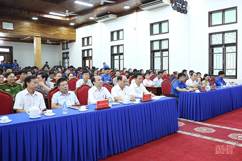 Lãnh đạo thành phố Hà Tĩnh đối thoại với đoàn viên, thanh niên