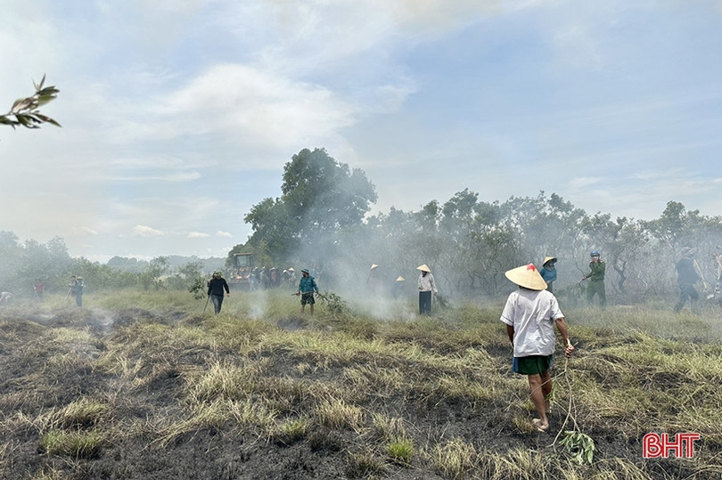 Huy động hàng trăm người chữa cháy rừng phòng hộ ở Cẩm Xuyên