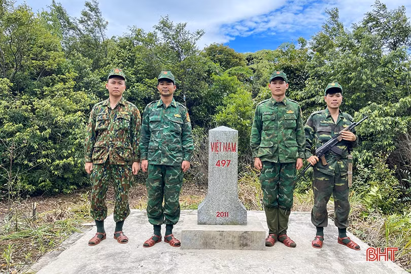 Noi gương Bác, cán bộ, chiến sĩ Ðồn Biên phòng Hương Quang “học đi đôi với làm”