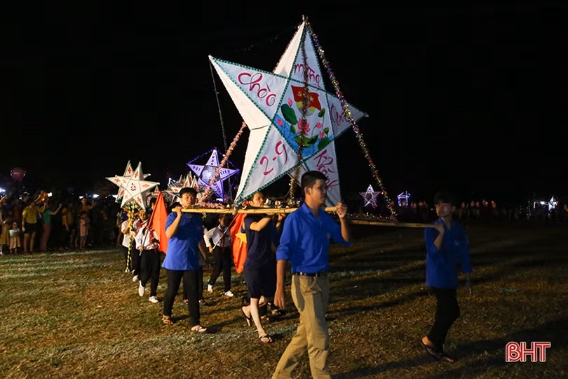 Thiếu nhi Hà Tĩnh vui múa hát tập thể, dân vũ và trò chơi dân gian