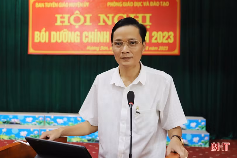 Bồi dưỡng chính trị cho 1.734 cán bộ quản lý, giáo viên