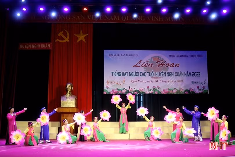 Đặc sắc liên hoan tiếng hát người cao tuổi huyện Nghi Xuân