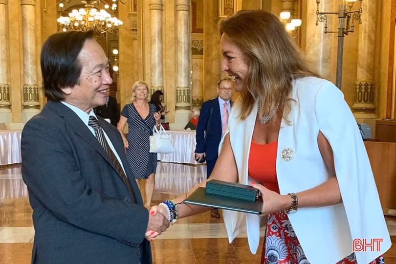 Giáo sư người Hà Tĩnh được nhận Huân chương Chữ thập Hiệp sỹ của Hungary