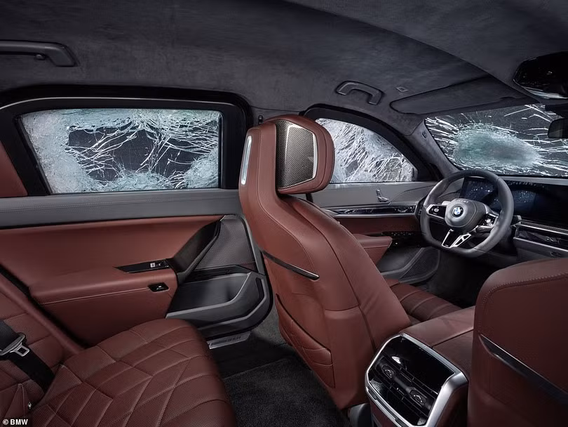 Mẫu xe điện bọc thép đầu tiên trên thế giới BMW i7 Protection