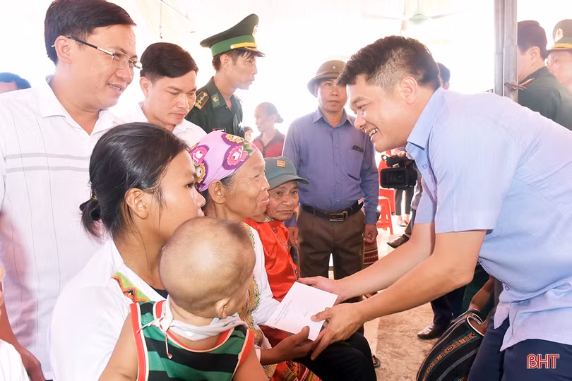 Lãnh đạo tỉnh chung vui ngày hội Tết Lấp lỗ với đồng bào dân tộc Chứt