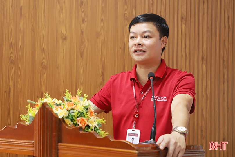 Agribank Hà Tĩnh II trao thiết bị dạy học cho các trường học ở TP Hà Tĩnh