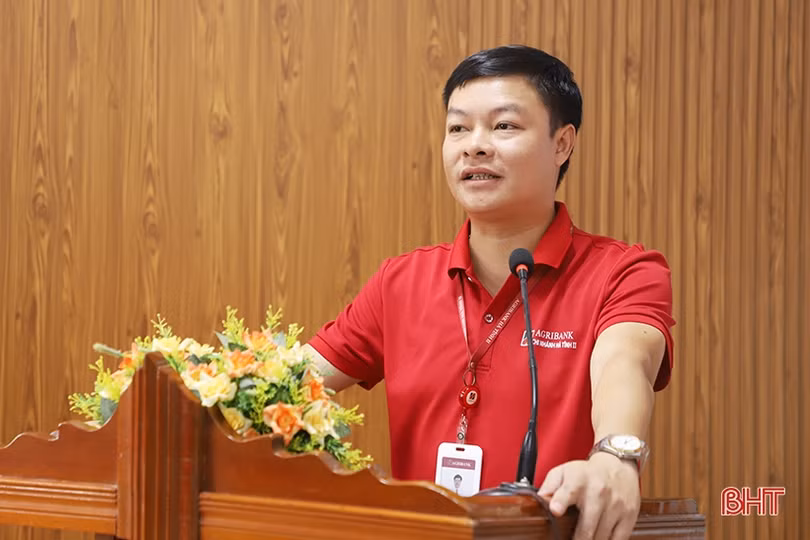 Agribank Hà Tĩnh II trao thiết bị dạy học cho các trường học ở TP Hà Tĩnh