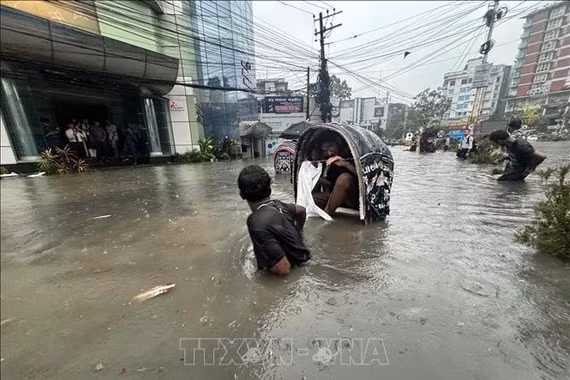 Hơn 50 người chết, hơn 1 triệu người bị cô lập trong lũ ở Bangladesh