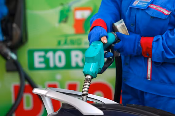 Giá xăng E10 lên hơn 20.000 đồng một lít
