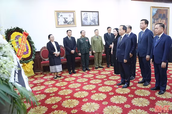 Đoàn đại biểu Hà Tĩnh viếng Chủ tịch Quốc hội Lào Saysomphone Phomvihane
