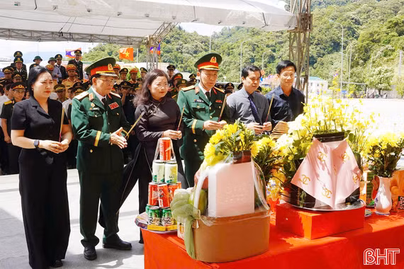 Trang trọng lễ đón hài cốt liệt sỹ quân tình nguyện Việt Nam hy sinh tại Lào về nước