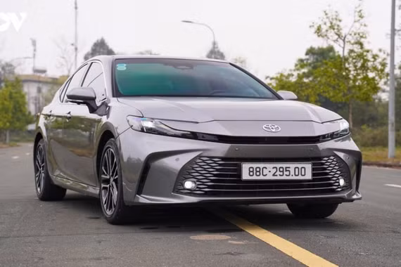 Toyota Camry Hybrid có giá mới, giảm 140 triệu đồng