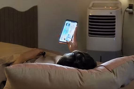 Cơ thể kiệt sức, ngón tay vẫn vuốt màn hình đến rạng sáng